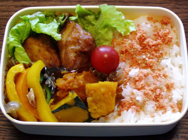 鶏の唐揚げとかぼちゃの煮物を入れたお弁当 おかずナビ